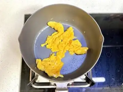 Make Low cucumber egg fried rice step 1