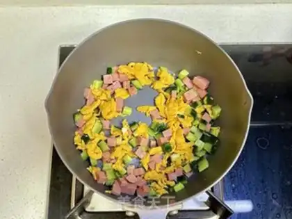 Make Low cucumber egg fried rice step 2