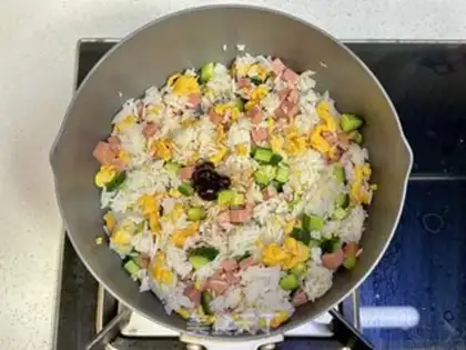 Make Low cucumber egg fried rice step 3