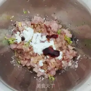 Make Handmade pork celery dumplings step 3
