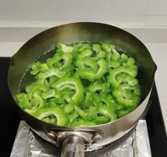 Make Garlic bitter melon step 1