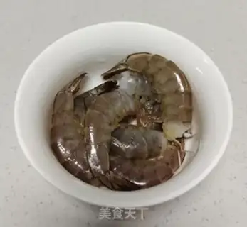 Make Shrimp soup with carrots step 1