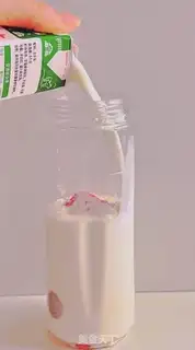Make Strawberry shakes step 2