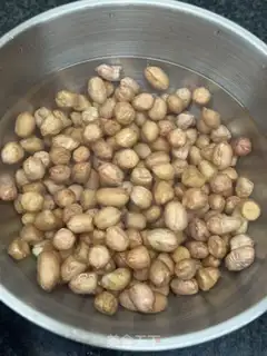 Make Squid-dried peanut chop soup step 1