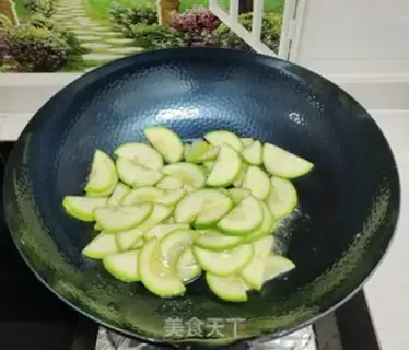 Make Si-hoon makes three-coloured peppers step 4