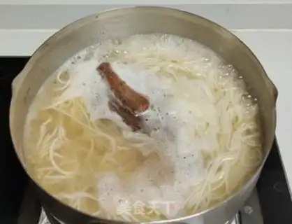 Make Breakfast pork chop egg noodles step 3