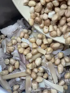 Make Squid-dried peanut chop soup step 5