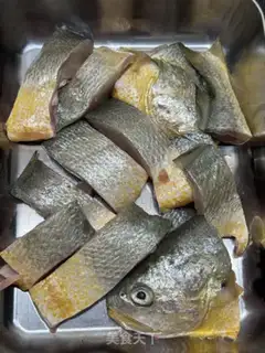 Make Garlic yellowfish step 0