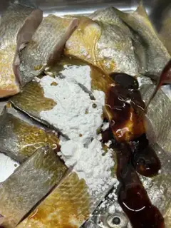 Make Garlic yellowfish step 1