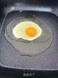 Make Beef tomato fried egg noodles step 4