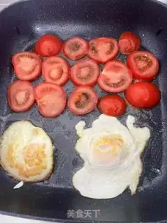 Make Beef tomato fried egg noodles step 5