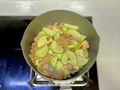 Make Low fat, low Quasi chicken gravy step 4