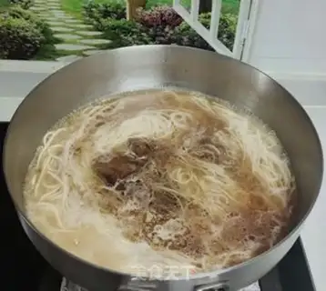 Make Tomato beef noodles step 1