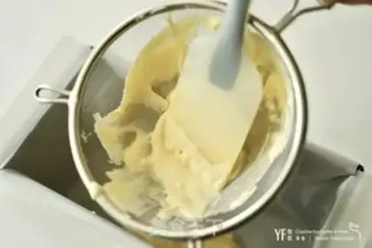 Make Strawberry-like Tirami Sobask step 4