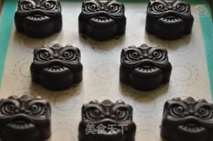 Make Wake the lion and the gold moon cake step 7