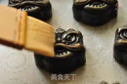 Make Wake the lion and the gold moon cake step 9