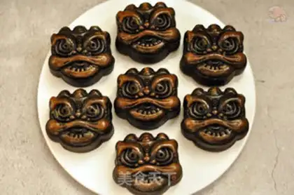 Make Wake the lion and the gold moon cake step 10