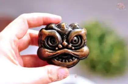 Make Wake the lion and the gold moon cake step 11