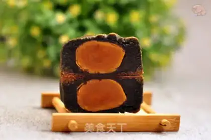 Make Wake the lion and the gold moon cake step 12