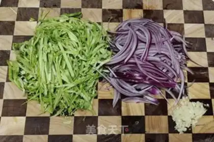 Make Onion fried kale step 0