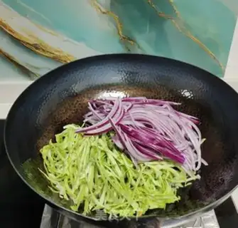 Make Onion fried kale step 1