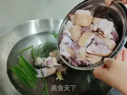 Make Roasted pig hoof soup step 1