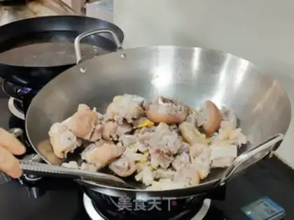 Make Roasted pig hoof soup step 2