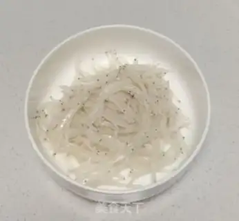 Make Silverfish fried eggs step 1