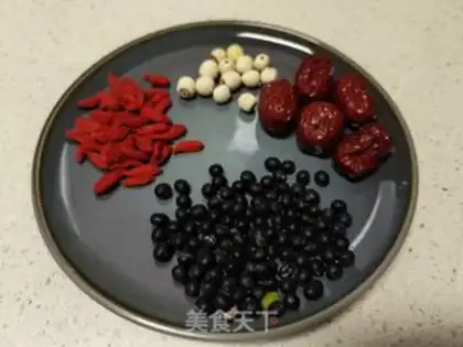 Make Black Bean Lotus, red date tea step 0