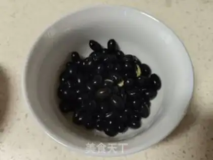 Make Black Bean Lotus, red date tea step 1