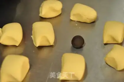 Make Corn-faced mango buns step 1