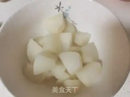 Make Autumn pears are made from the crumbs step 2