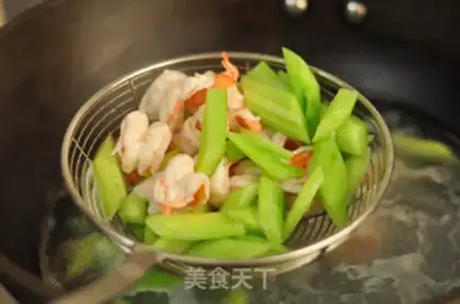 Make cucumber cashew shrimp step 4