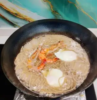 Make Shrimp eggs and wheat noodles step 4