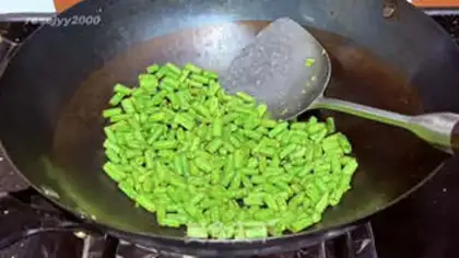 Make Scrambled eggs step 1