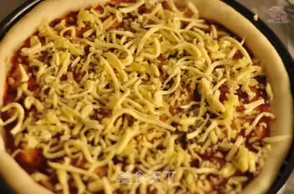 Make Black pepper chicken pizza step 5