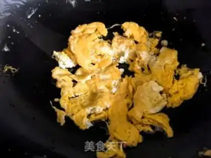Make A chrysanthel salad step 3