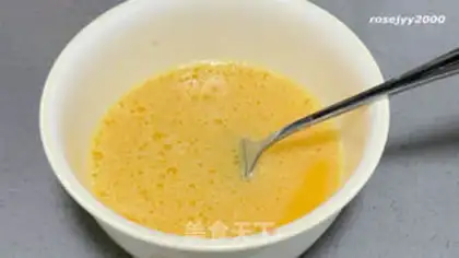 Make Shrimp onion fried eggs step 1