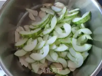 Make cucumber squirm noodles step 3