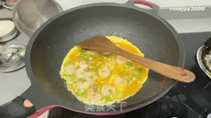 Make Shrimp onion fried eggs step 5
