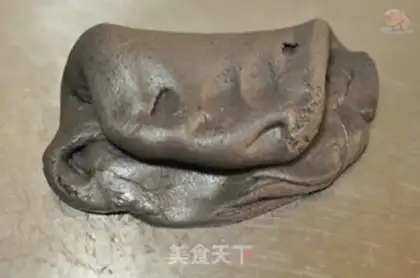 Make Wake the lion and the gold moon cake step 1