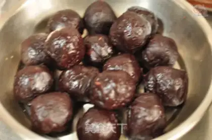 Make Wake the lion and the gold moon cake step 4
