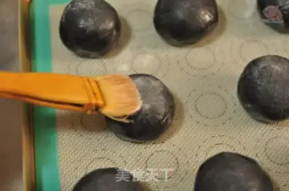 Make Wake the lion and the gold moon cake step 6
