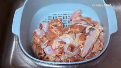 Make Red onion fried chicken step 1