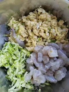 Make Shrimp eggs, three fresh veggies step 1