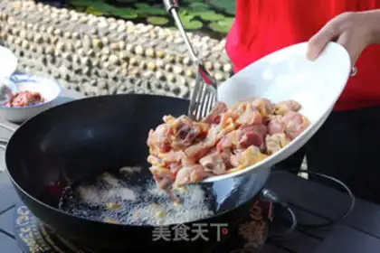 Make Scrambled potato-cooked chicken step 1