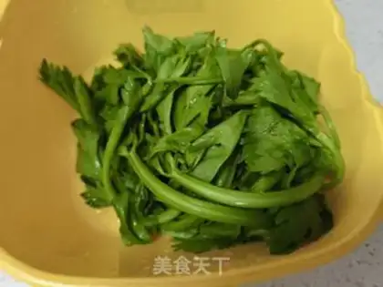 Make Celery leaves and seaweed step 0
