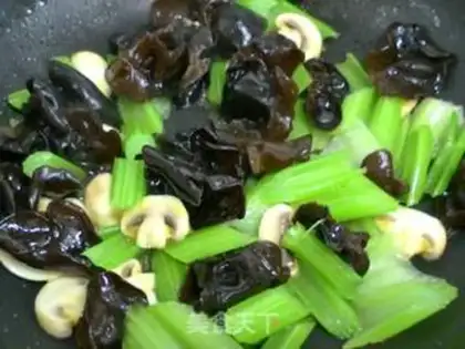 Make Mushrooms, black-mucked pelicans step 6