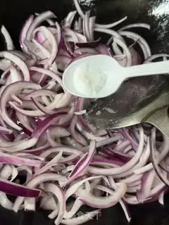 Make Onion fried eggs step 4