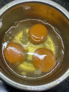Make Shrimp eggs fried carrots step 2